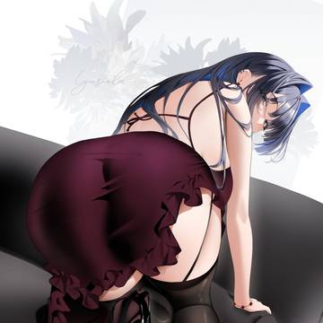 背中が開いたドレスのKronii
