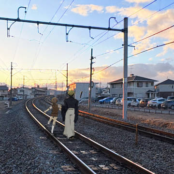 夕方 踏切 我ら