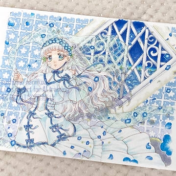 秘密の花が咲く窓辺と青いタイル壁