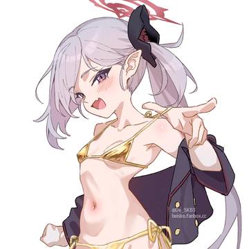 ムツキと金ビキニ