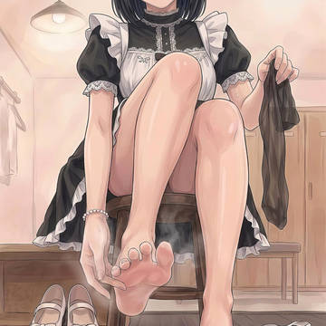 ツンと臭う蒸れた足を、丁寧に乾かしているメイドさん