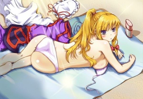 ビキニでポーにーで巨乳気味のおねぇさん。