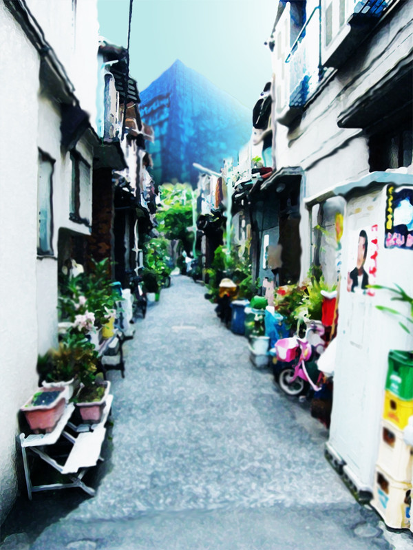 下町の路地裏から見る巨大建築物