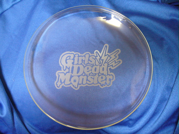 GirlsDeadMonsterのロゴをガラスの皿に彫りました