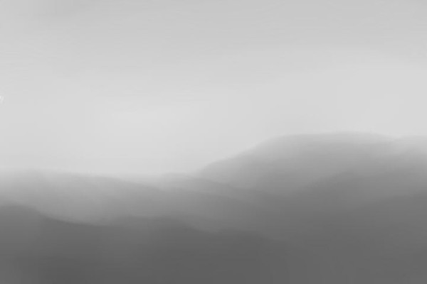 濃霧の山