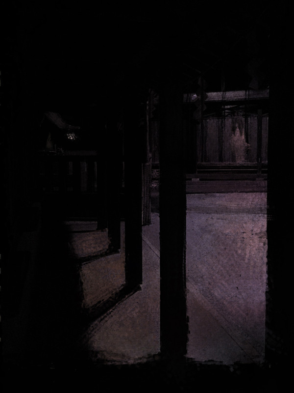 暗い夜の神社