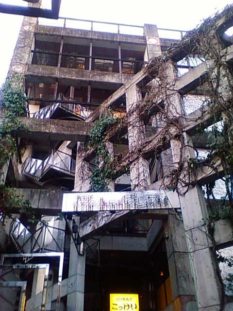 フリー素材　古びたビル