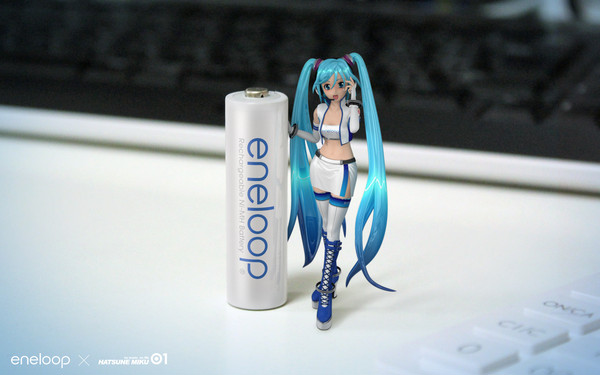 つくえの上にミクさんとeneloopを置いてみた【壁紙サイズ】