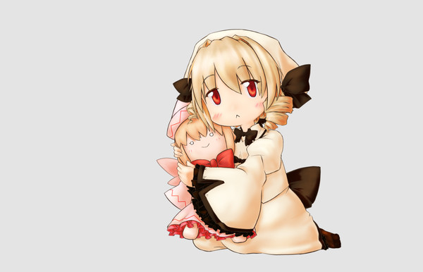 人形をギュッとする子っていいですよね。ええ、ぼくも大好きです