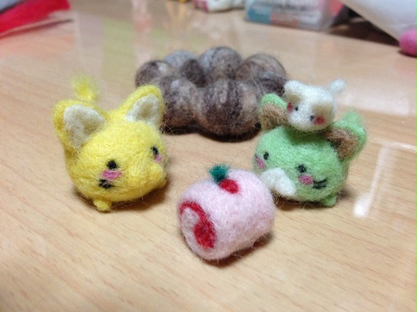 ちっさいのと苺ロール(＞∀＜)