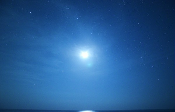 海に浮かぶ満月