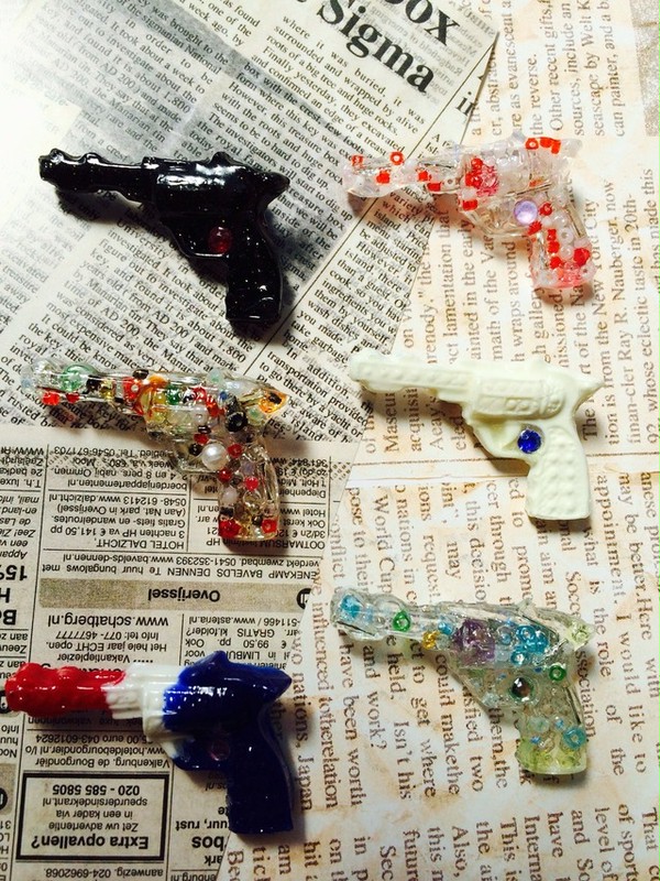 拳銃ブローチ