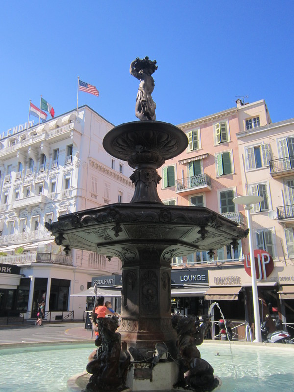 Près de la fontaine de Cannes ..