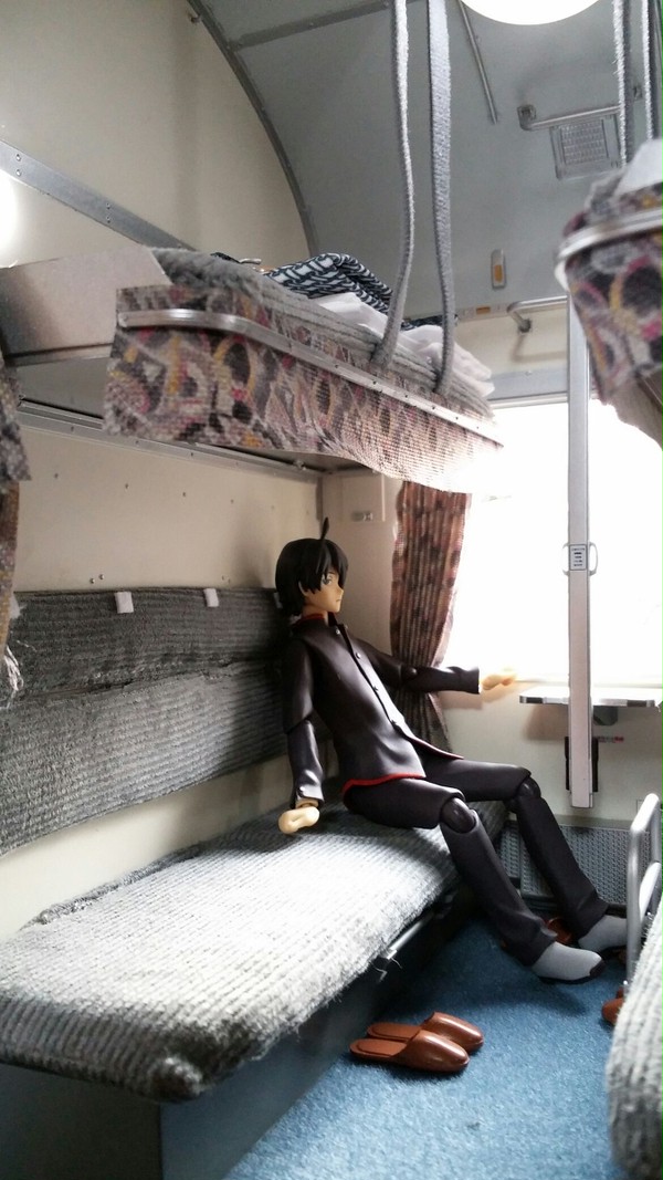 寝台車の内装模型に、暦お兄ちゃんを乗せてみた。