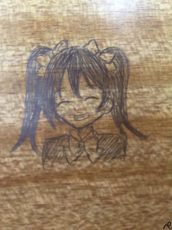 机の上のにこにー