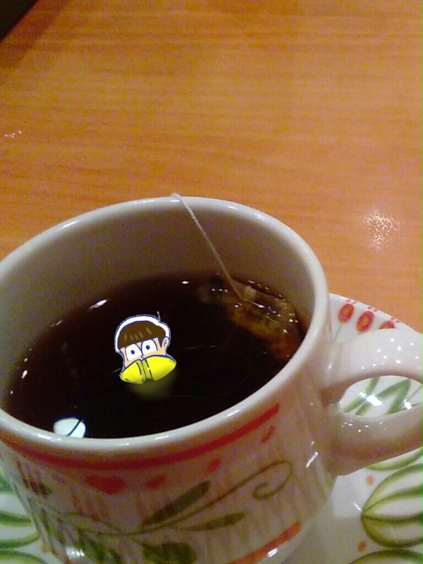 紅茶の中に何かいる…!