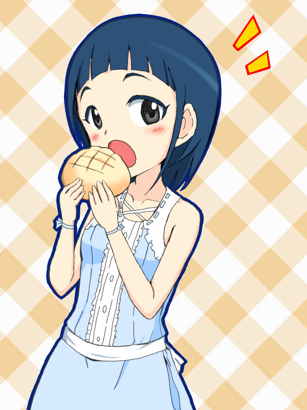 大きめのメロンパンを頬張る直前にこちらに気付く岡崎泰葉さん