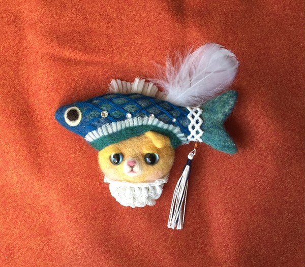 魚の帽子のネコのブローチ