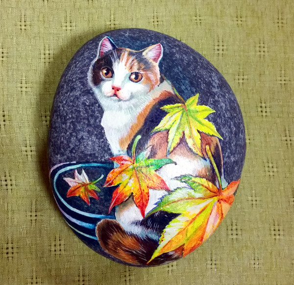 石ころアート　「紅葉猫」