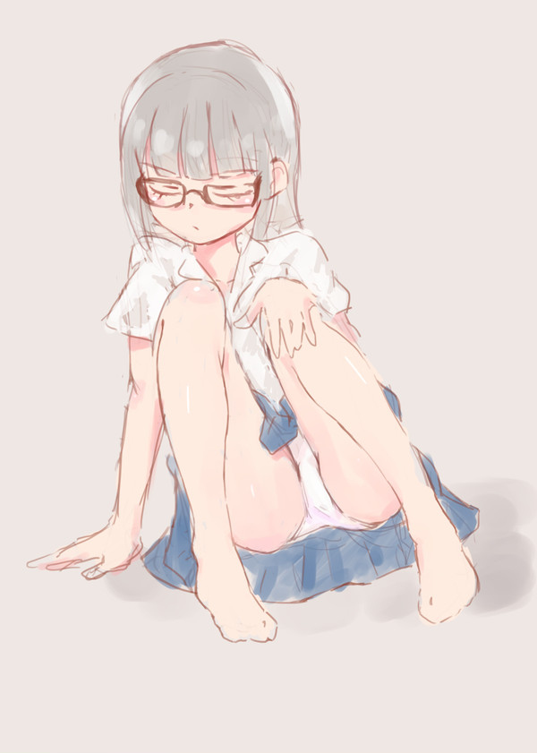 立ち上がるときにパンチラしちゃった眼鏡っ娘