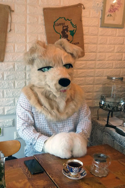 眠いゴールデンリトリバー