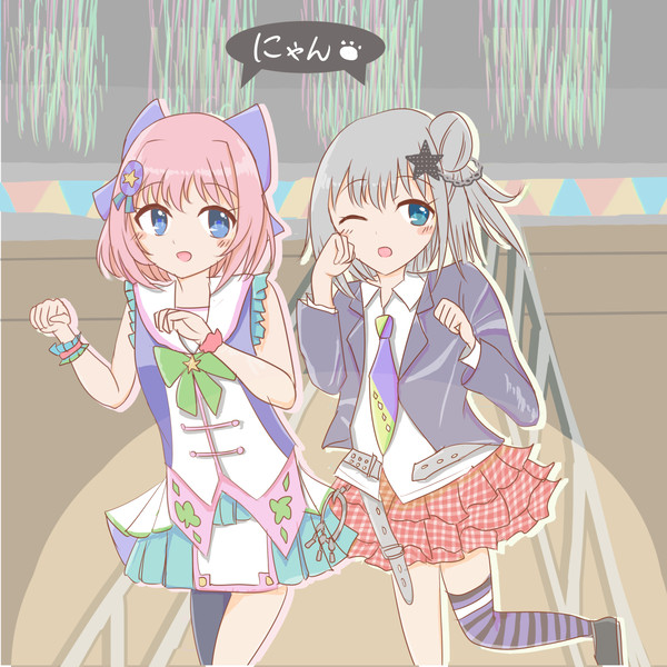 猫のポーズをするかえちゃんとハクちゃん