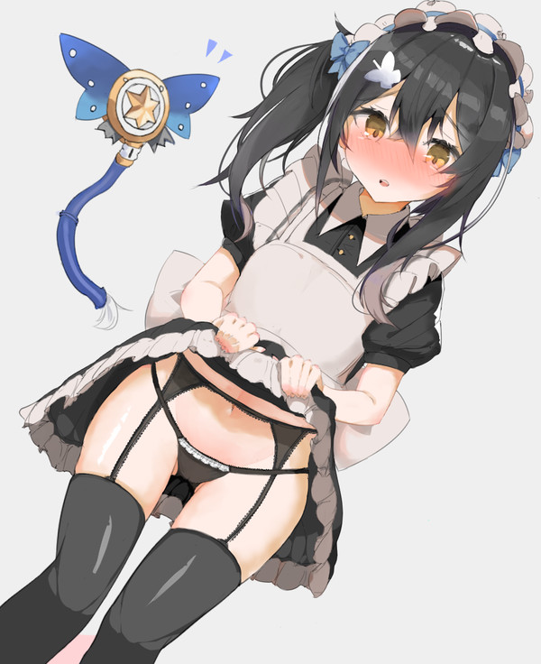 たくし上げさせられるメイド美遊