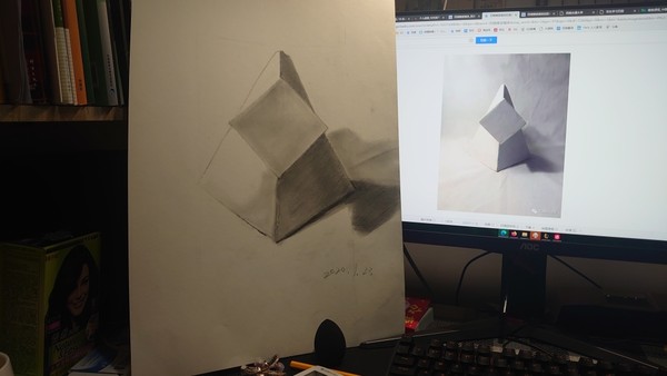用美妆蛋蘸铅笔屑来画光与影
