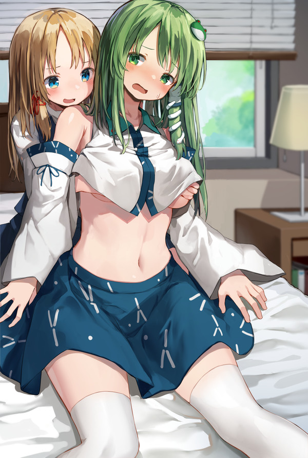 諏訪子様に揉まれちゃってる早苗さん