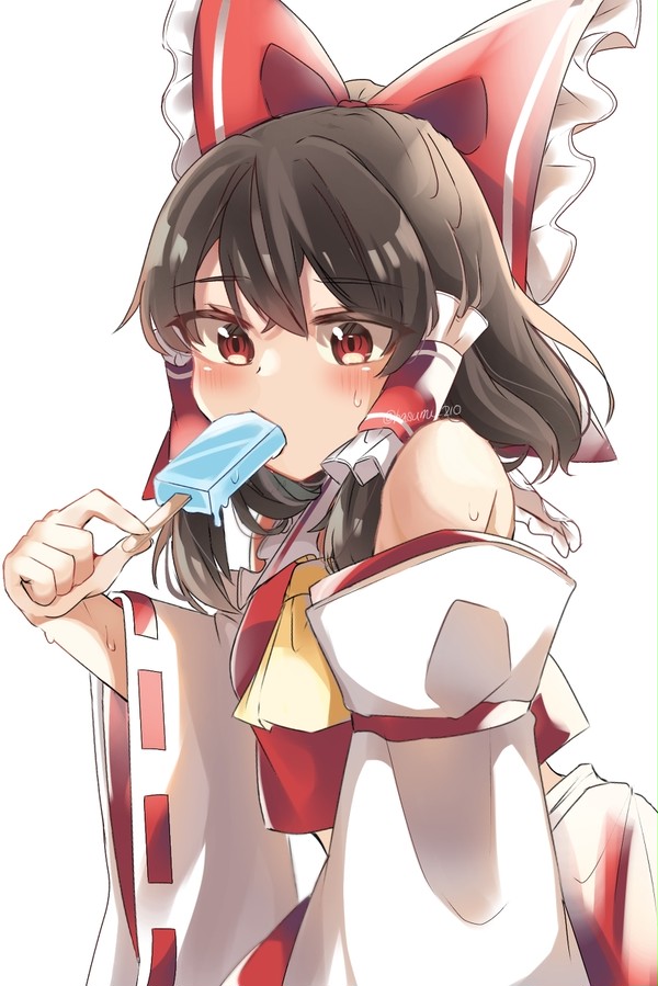 アイスを食べる霊夢さん