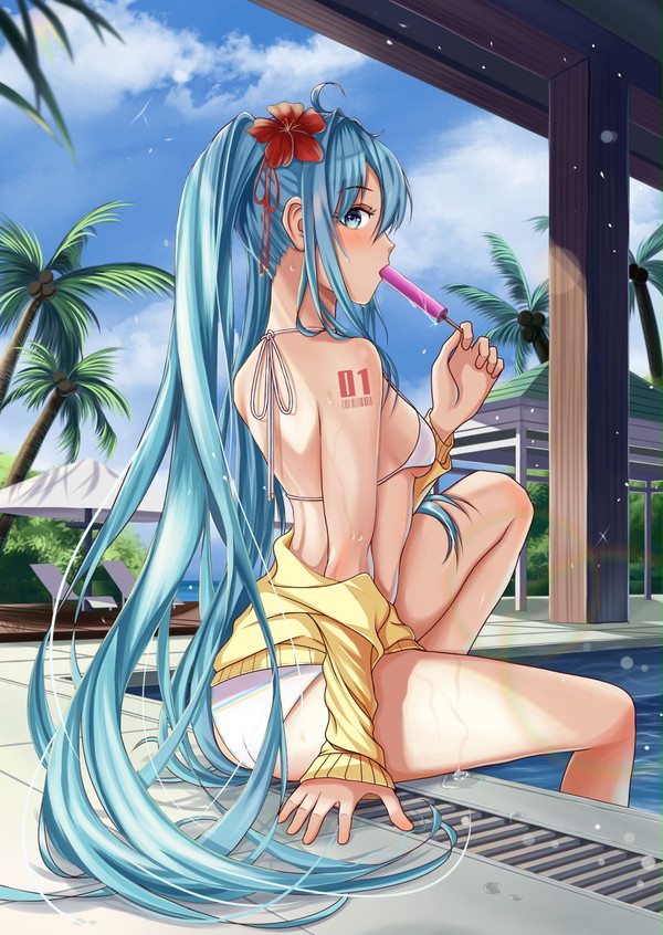 泳池吃雪糕妹子