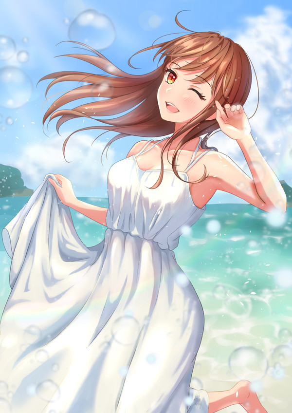 海ではしゃぐ白ワンピの女の子