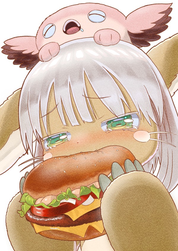 地上の食べ物を頬張るナナチ