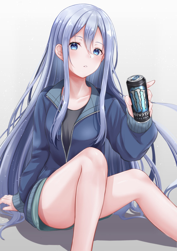 飲みかけのモンエナを差し出す奏