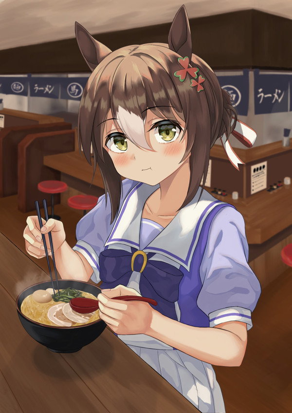 ラーメンを食べる殿下