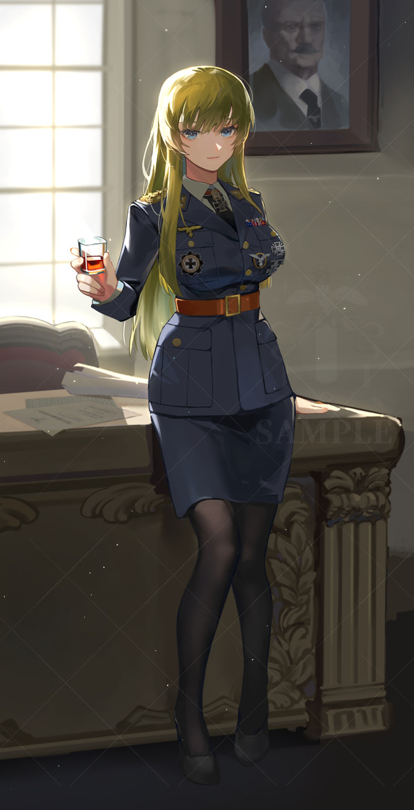 拿着酒杯喝冰红茶的穿军服的人
