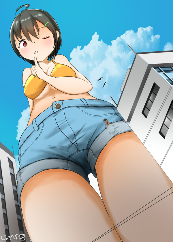 巨大少女のホットパンツの裾