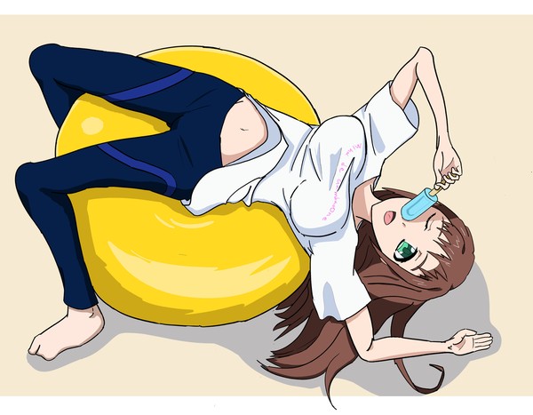 バランスボールに乗りながらアイスを食べるすみちゃん