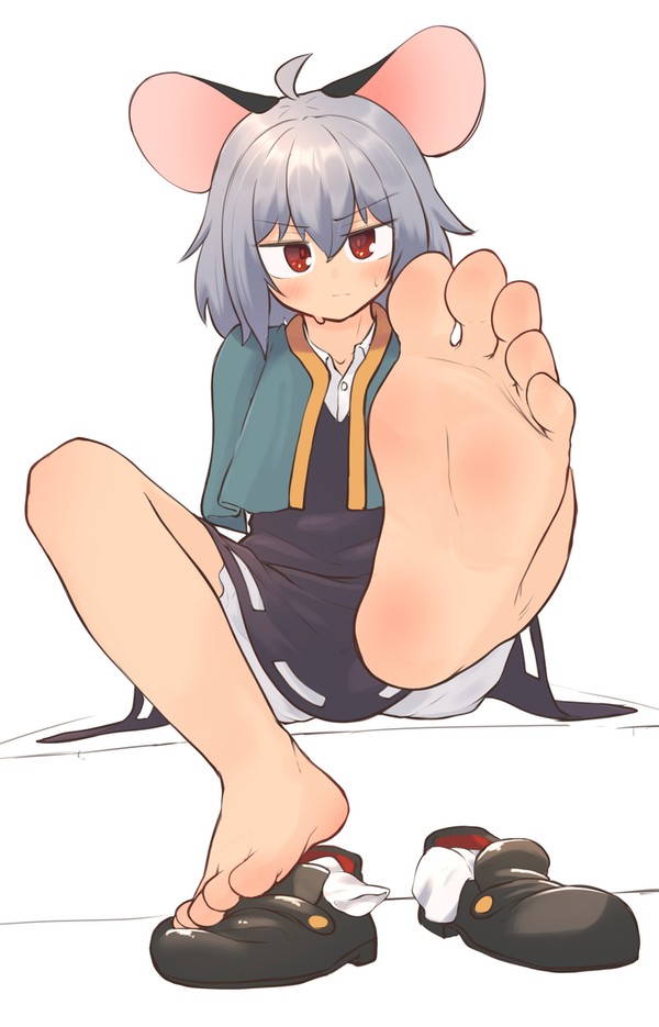 靴を脱いだあんよを見せてくれるナズーリン