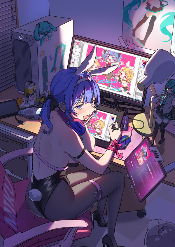 絵を描いているバニーガール