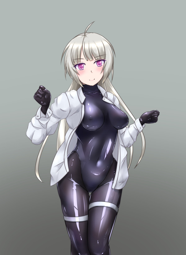服の下には