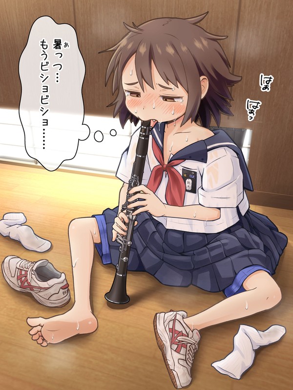 クラリネットのリードを舐める女の子
