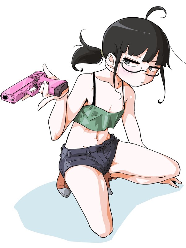 銃・ホットパンツ・眼鏡