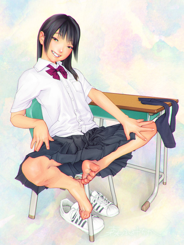 女子が足を見せつけてきて制服着てたり着てなかったり