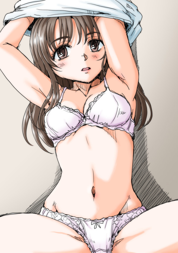 脱ぎかけTシャツ