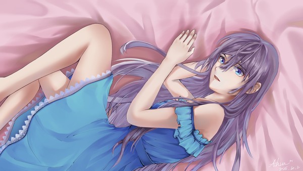 少女侧躺