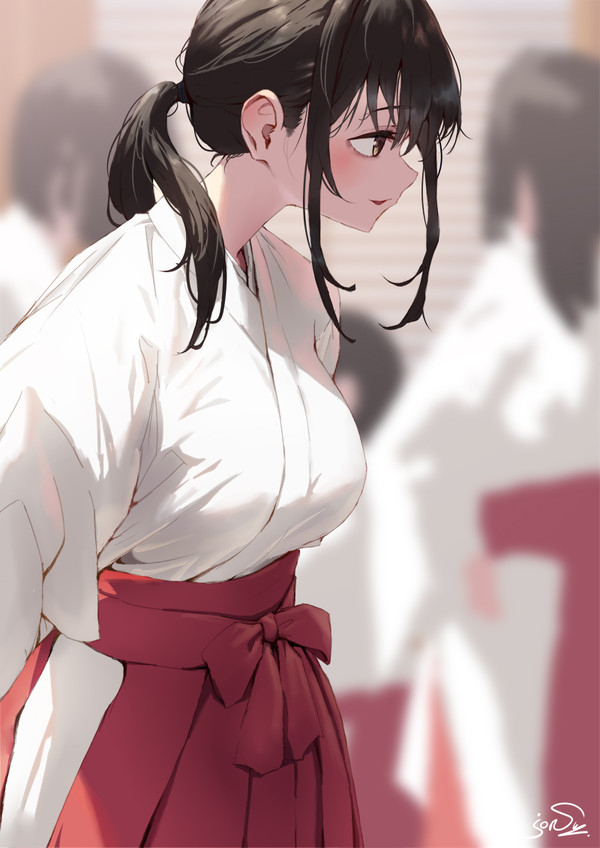 試着中の今年の巫女