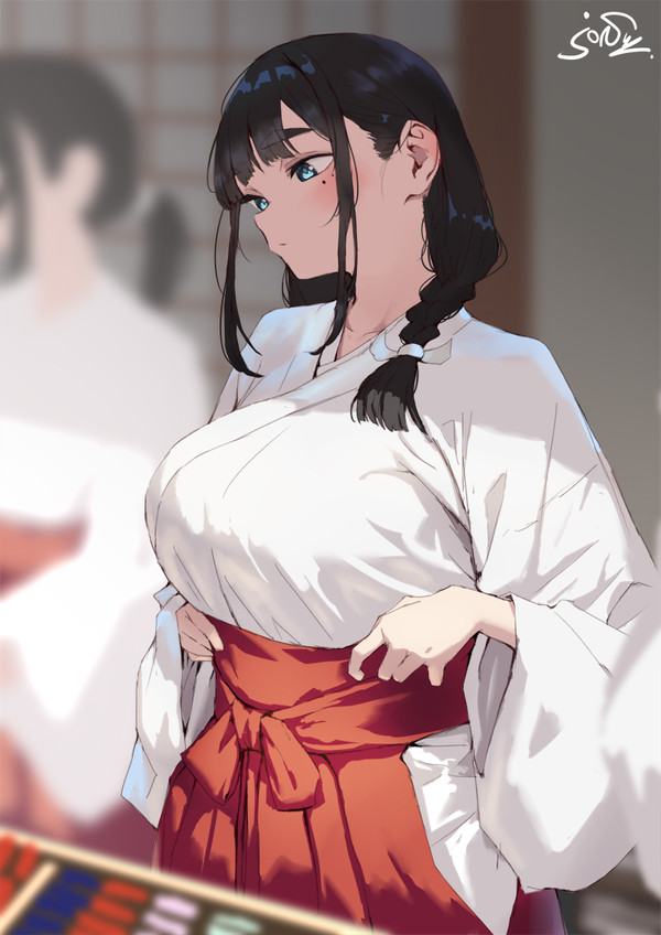 袴を気にする巫女さん