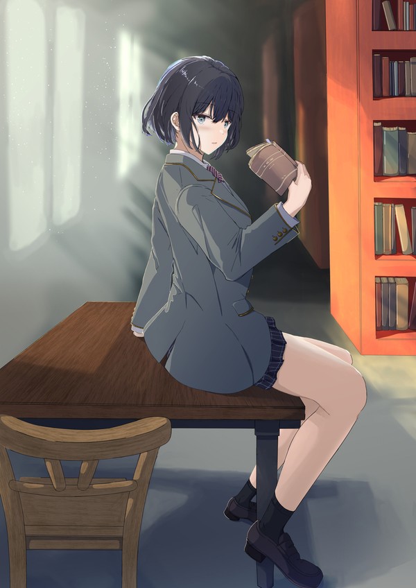午後の図書室、ページをめくる音。