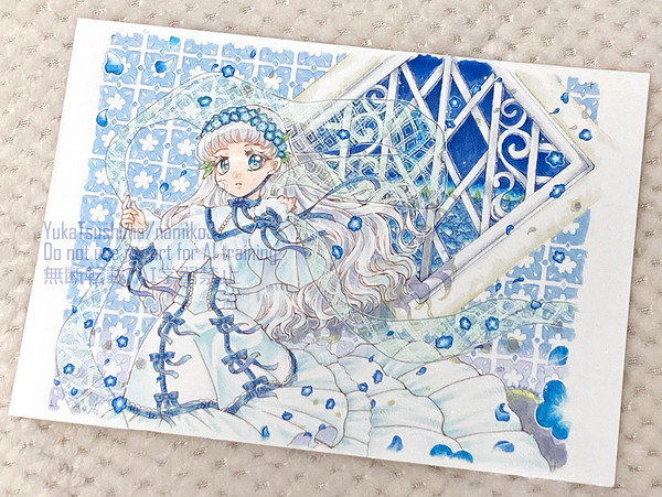 秘密の花が咲く窓辺と青いタイル壁